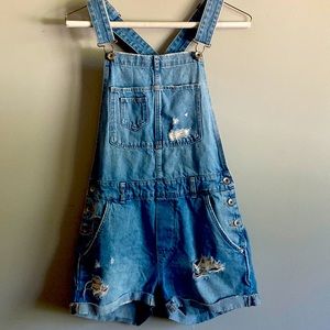 Women’s overall jean shorts size 4